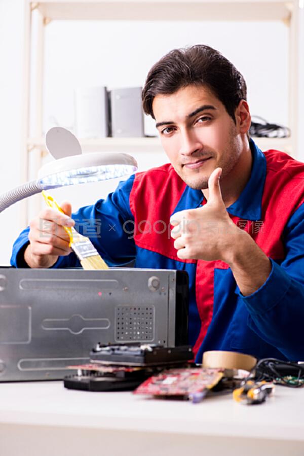 维修车间计算机的专业修理工 技术与责任的双重担当